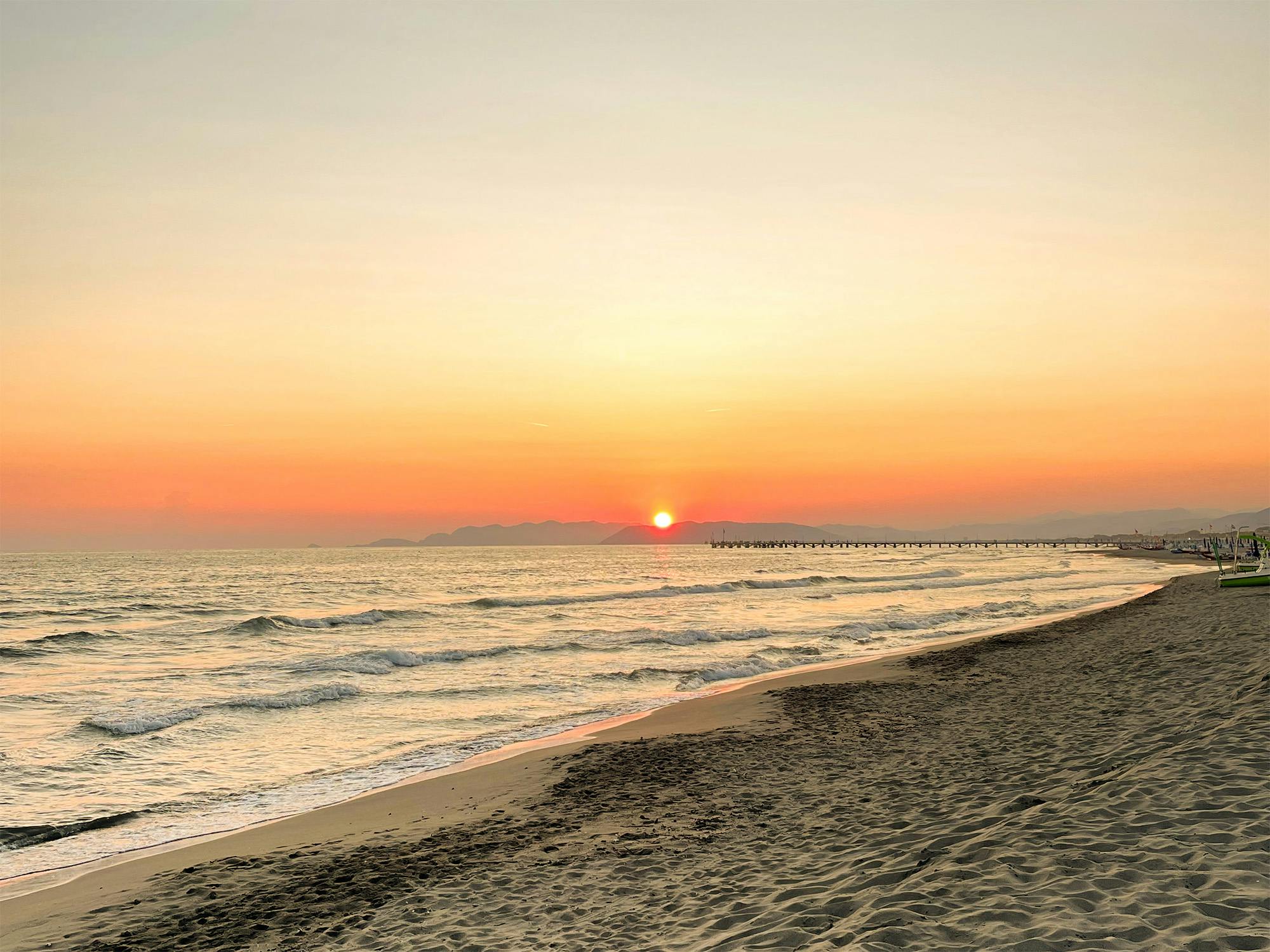 Tramonto autunnale sulla spiaggia di Forte dei Marmi