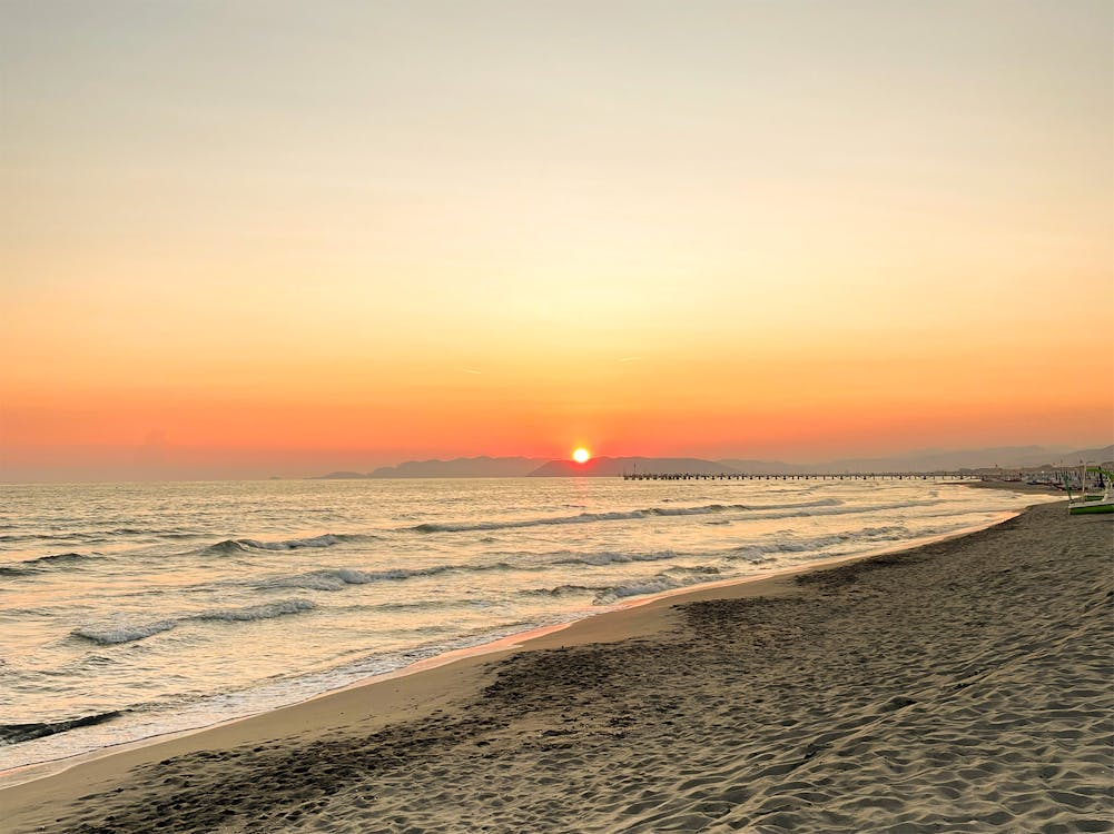 Tramonto autunnale sulla spiaggia di Forte dei Marmi
