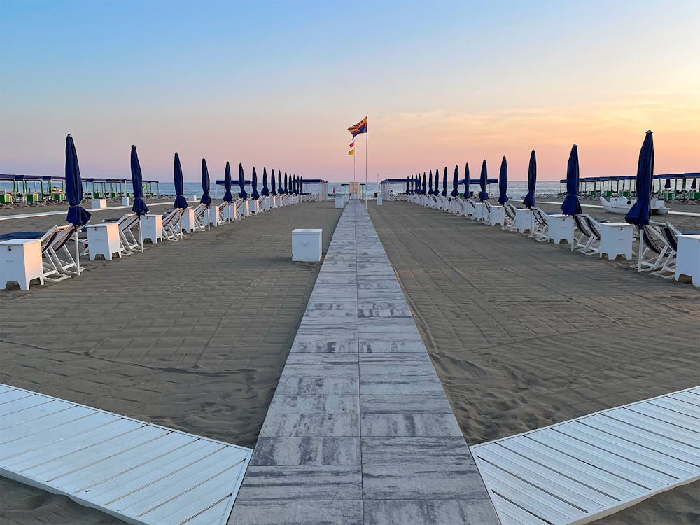 Uno stabilimento balneare di Forte dei Marmi al tramonto