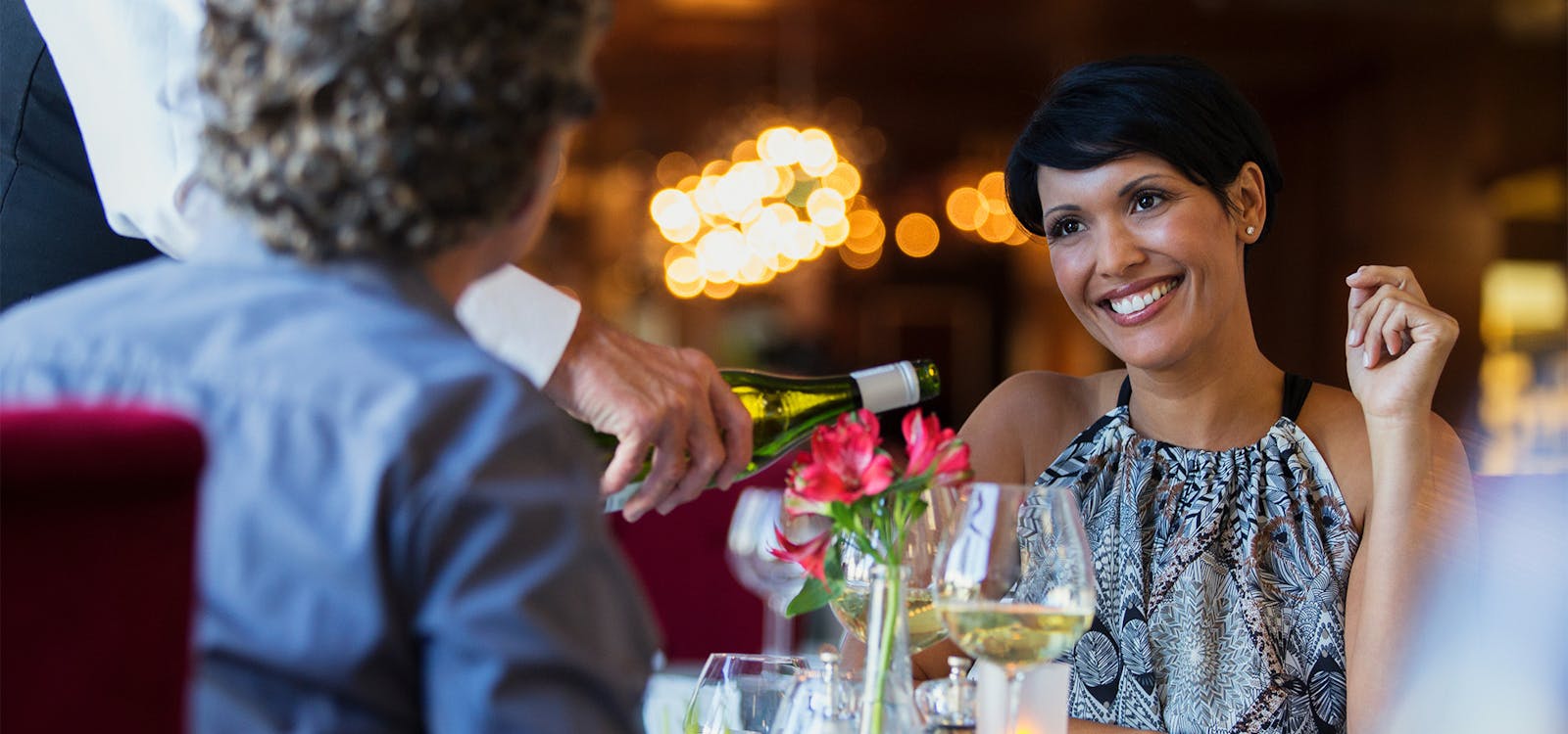 A cena al ristorante (foto d'archivio) A cena al ristorante (foto d'archivio)