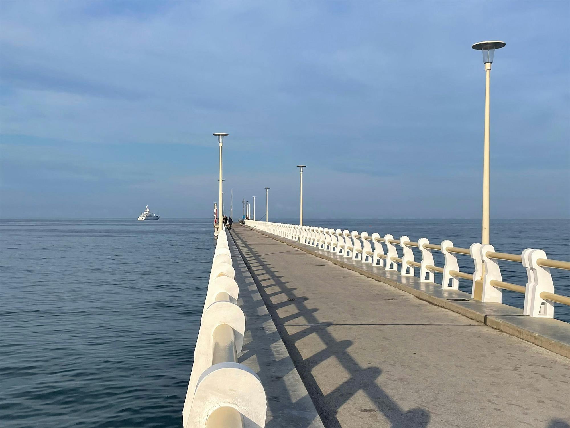 Yacht all'ormeggio davanti al pontile di Forte dei Marmi