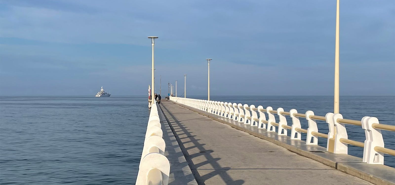 Yacht all'ormeggio davanti al pontile di Forte dei Marmi Yacht all'ormeggio davanti al pontile di Forte dei Marmi