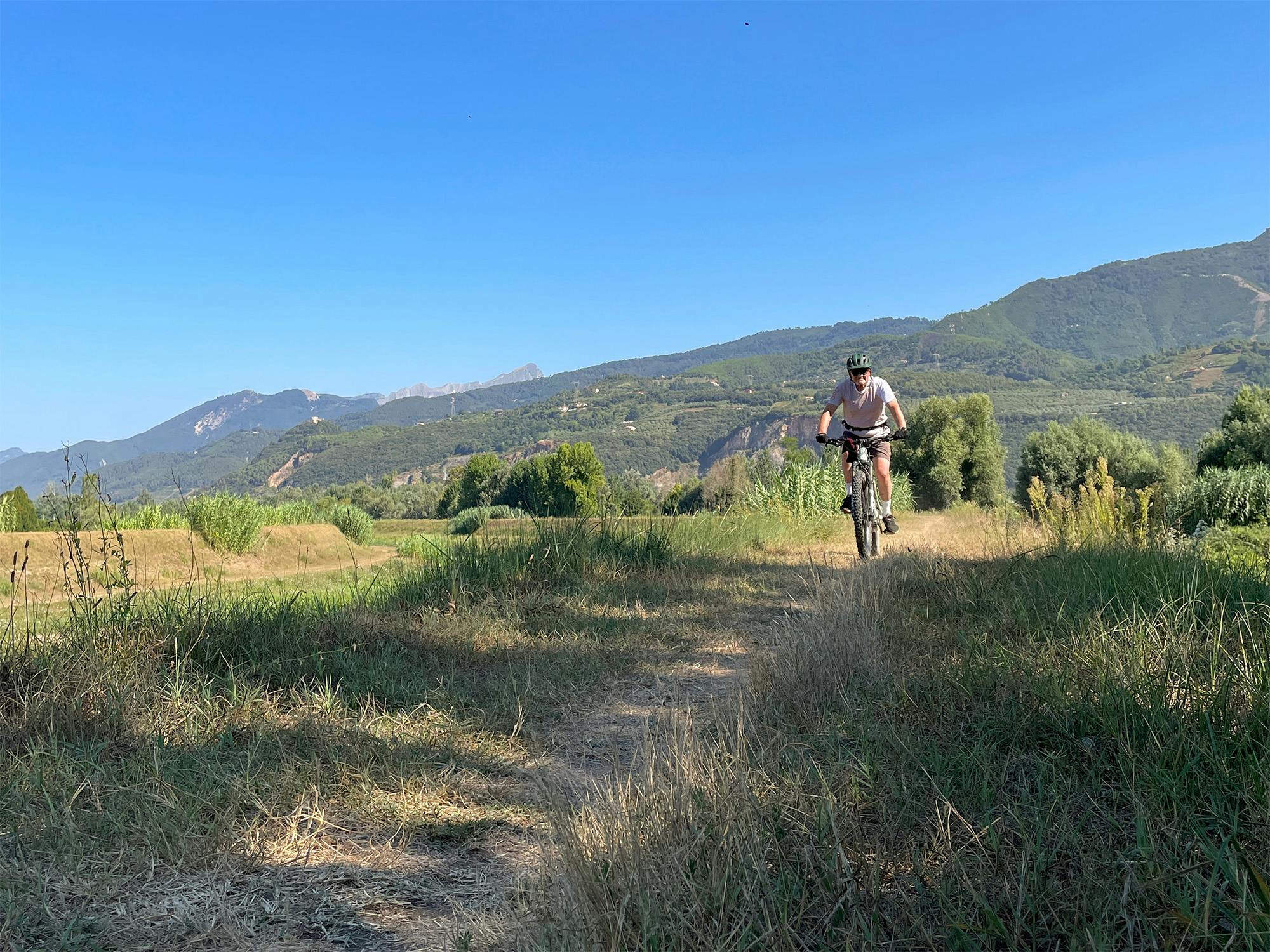 In bici sulle sponde del fiume Versilia