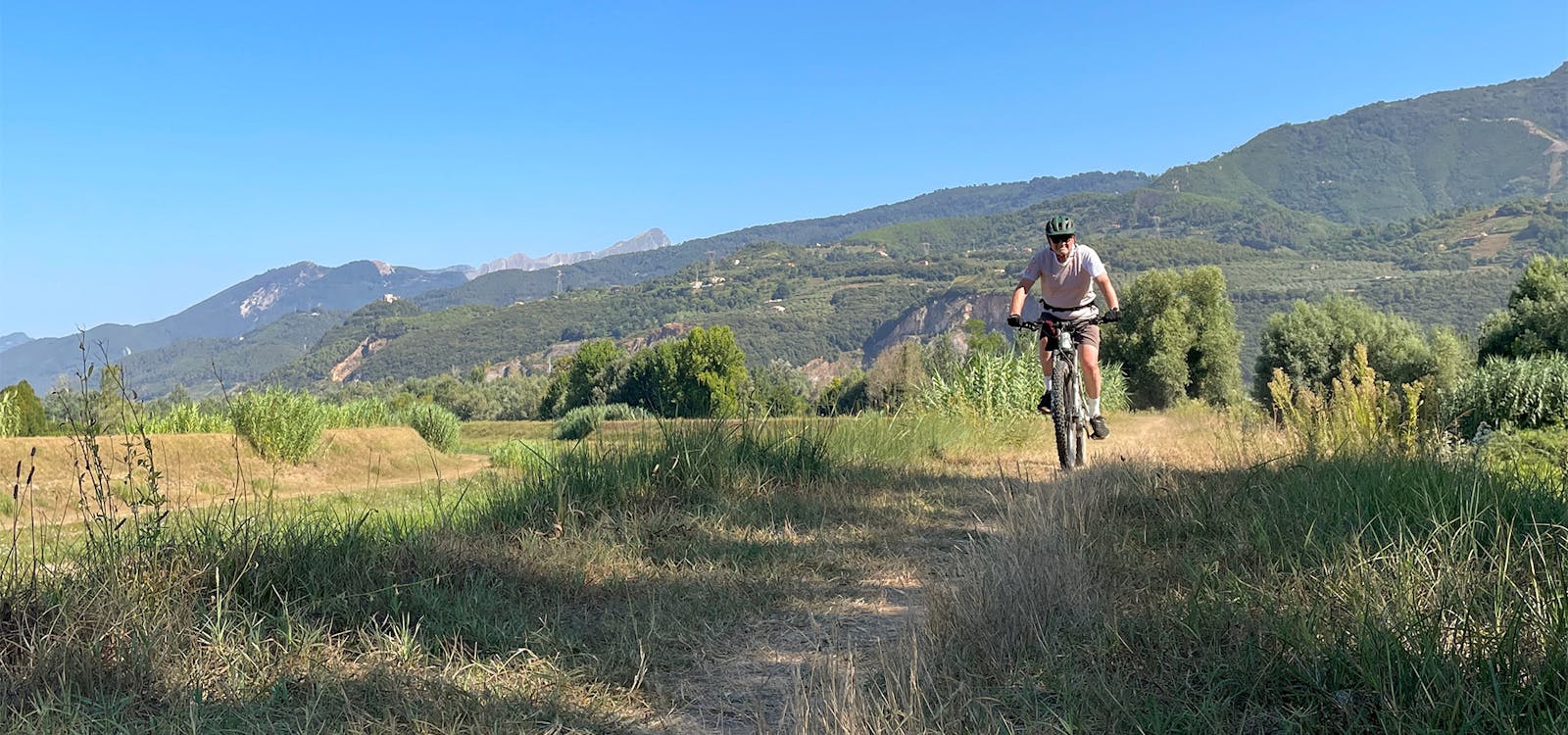 In bici sulle sponde del fiume Versilia In bici sulle sponde del fiume Versilia