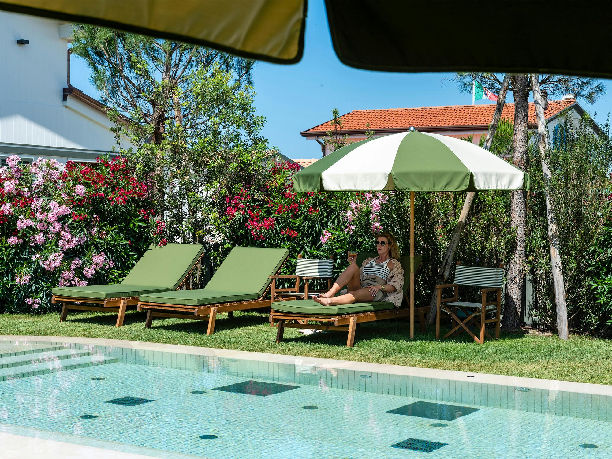 A bordo piscina nel giardino di uno stabilimento balneare del Forte