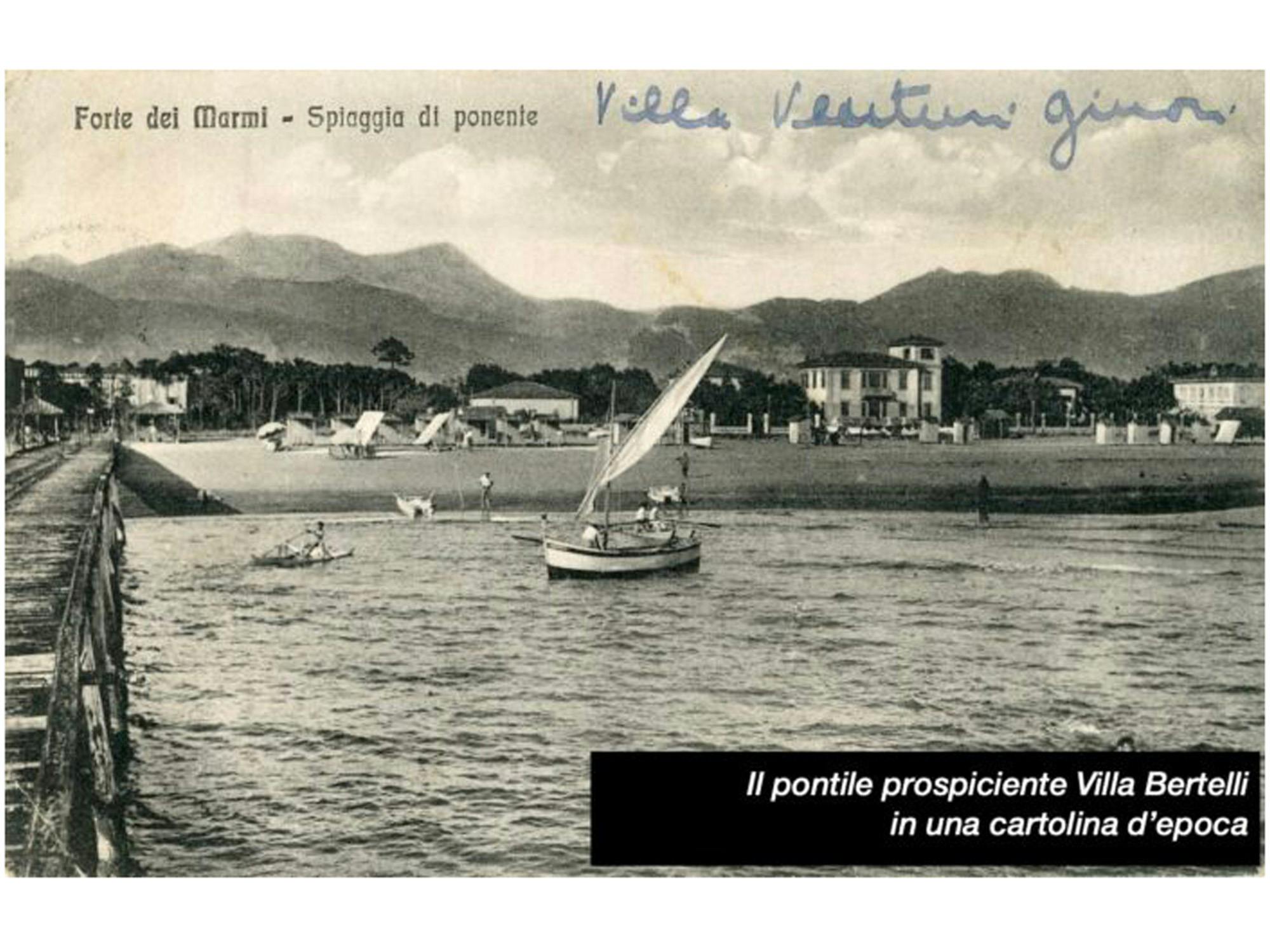 Il pontile prospiciente Villa Bertelli in una cartolina d'epoca