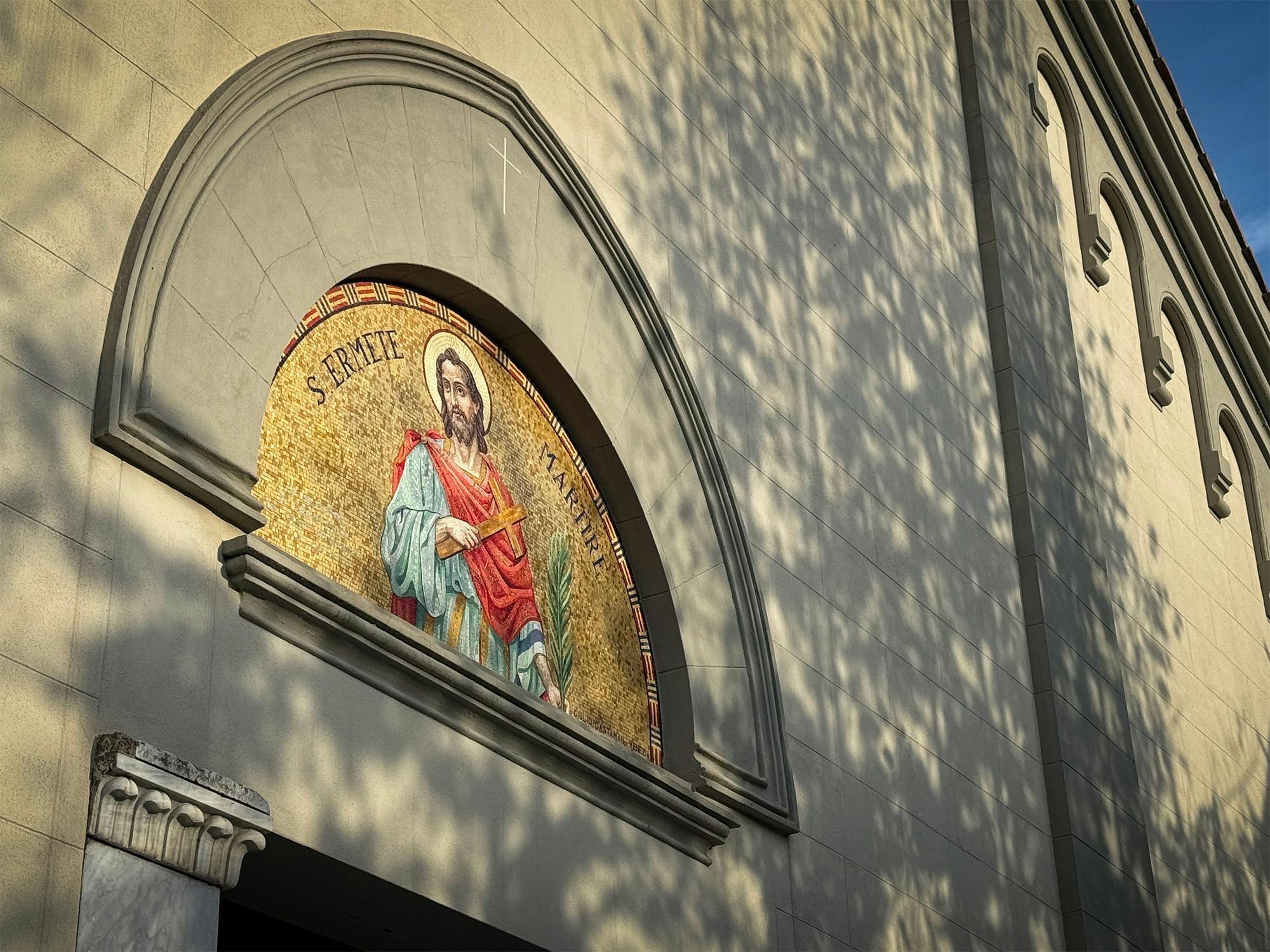 Particolare della facciata della chiesa parrocchiale di Sant'Ermete a Forte dei Marmi
