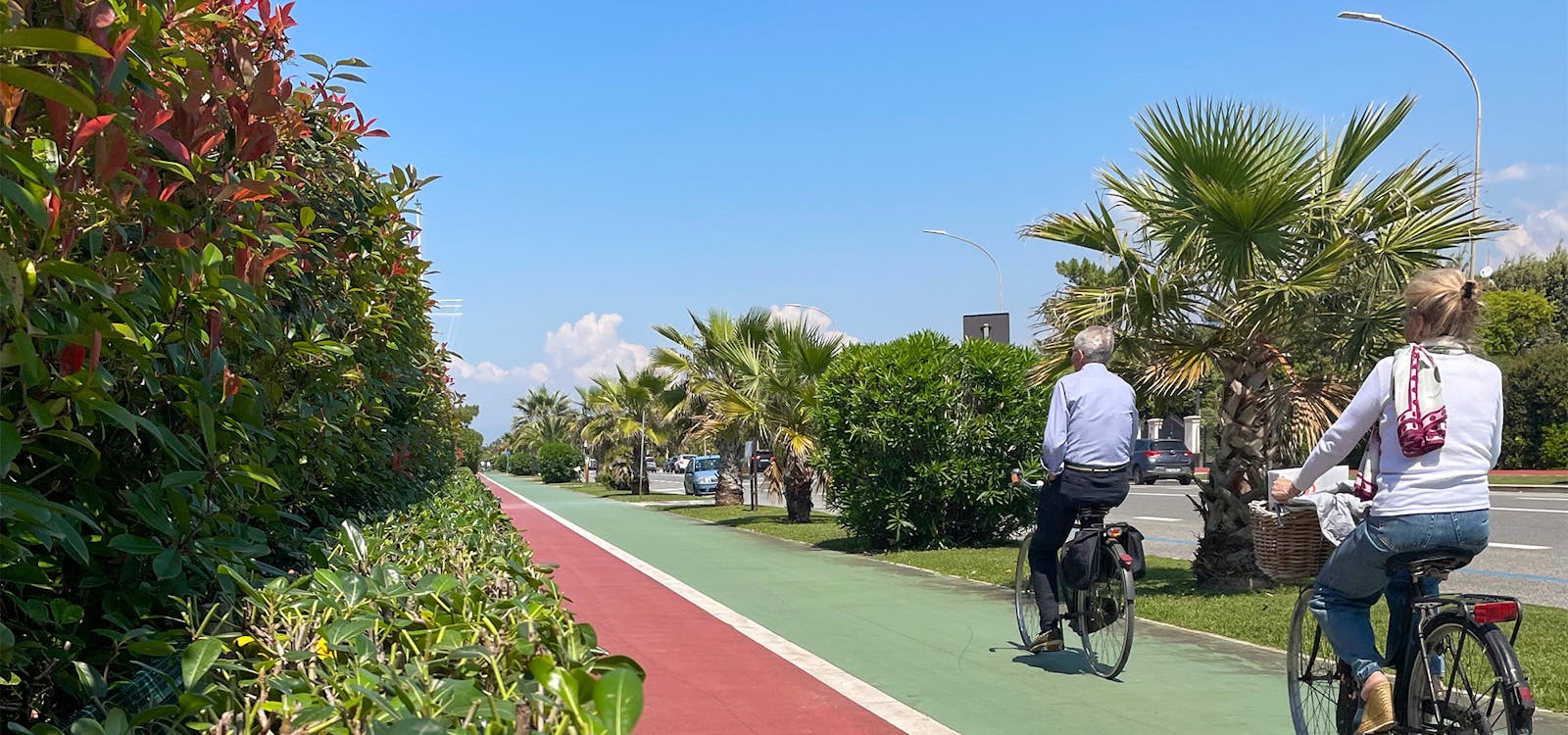 In bici sul lungomare di Forte dei Marmi In bici sul lungomare di Forte dei Marmi