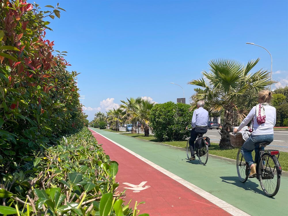 In bici sul lungomare di Forte dei Marmi