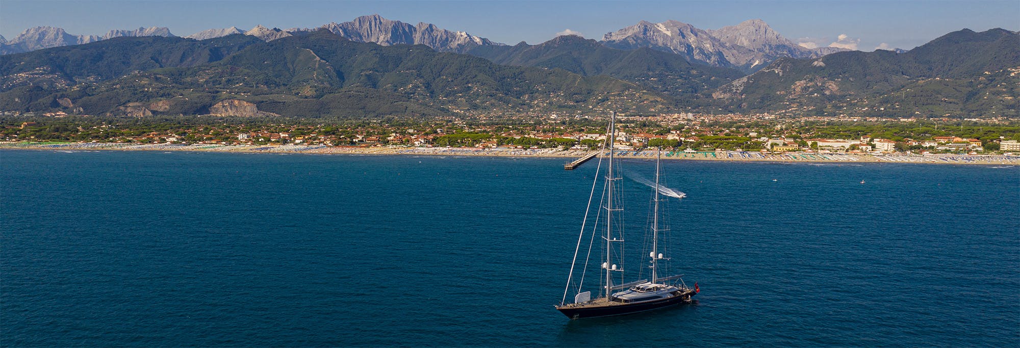 Panoramica del litorale di Forte dei Marmi con le Alpi Apuane