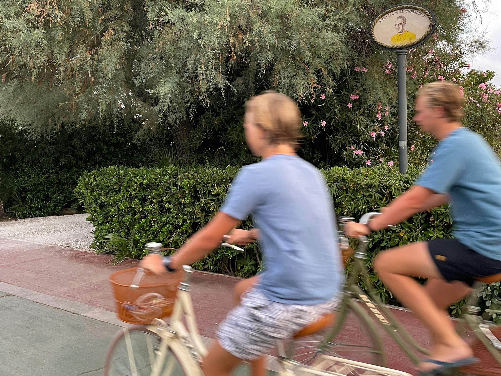 In bici sulla ciclabile "Gino Bartali" a Forte dei Marmi