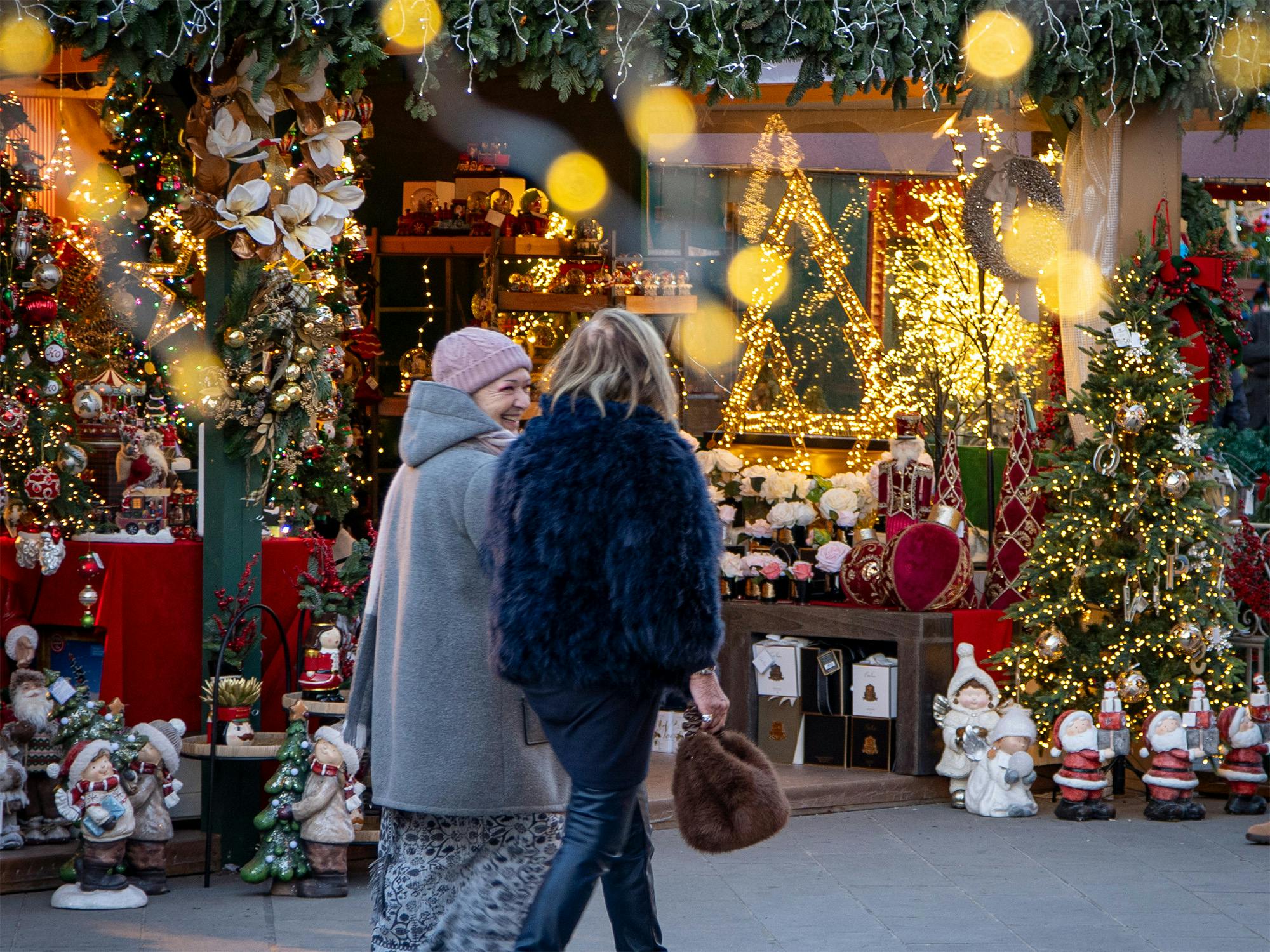 Luci, colori e magia dei mercatini di Natale al Forte