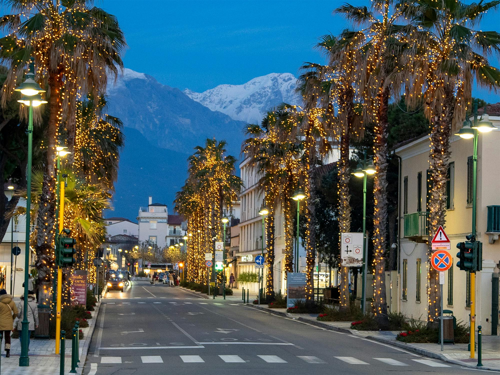 Le luci natalizie in via Spinetti a Forte dei Marmi e le Apuane innevate