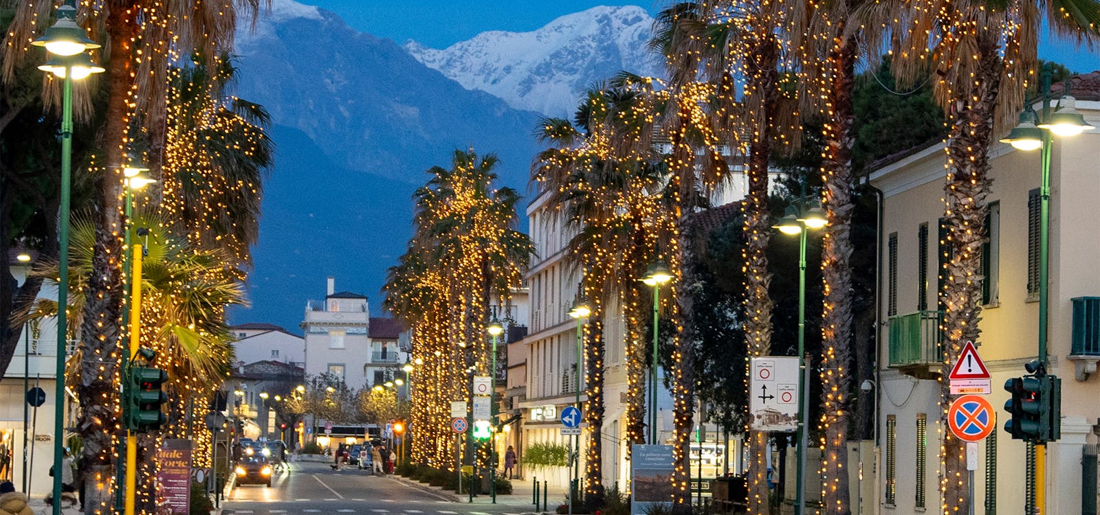 Le luci natalizie in via Spinetti a Forte dei Marmi e le Apuane innevate Le luci natalizie in via Spinetti a Forte dei Marmi e le Apuane innevate