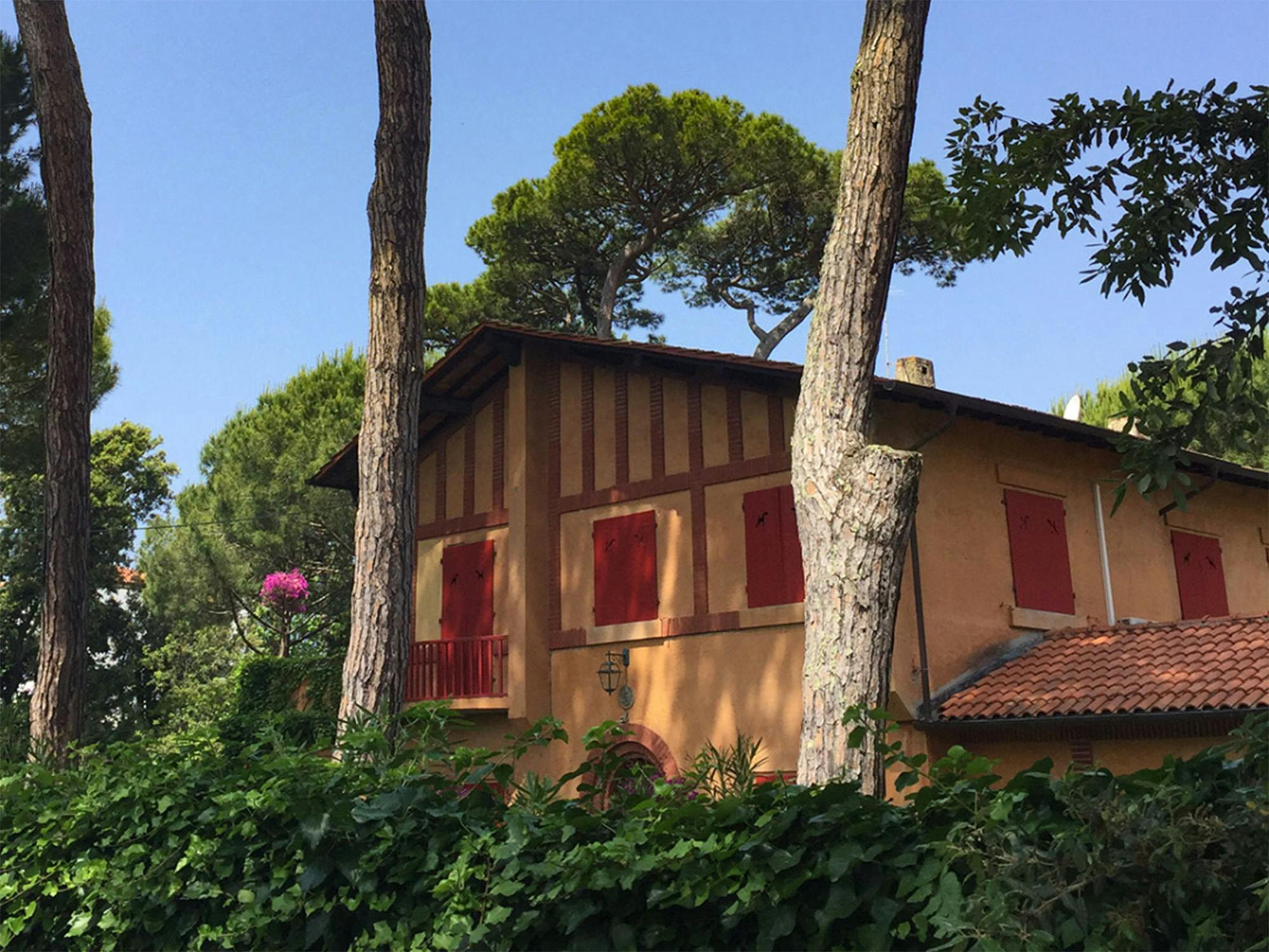 Una villa immersa nel verde di Roma Imperiale a Forte dei Marmi