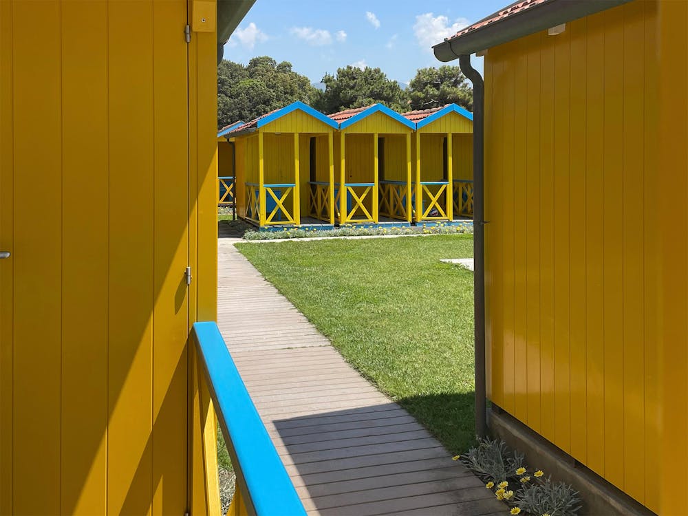 Le tipiche cabine colorate della spiaggia del Forte