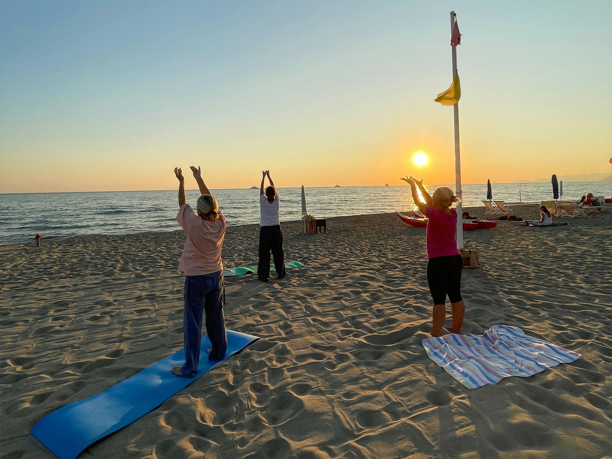 Attività fisica al tramonto sulla spiaggia del Forte