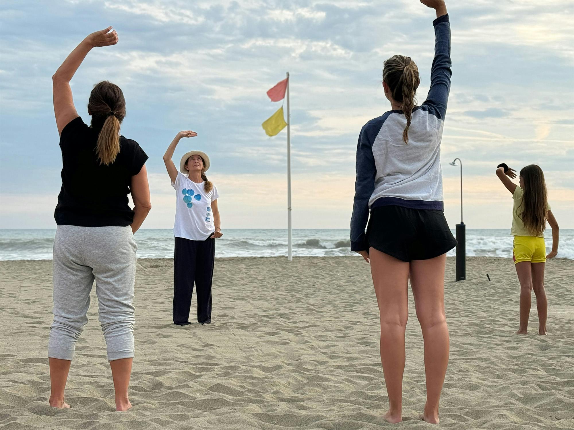 Attività fisica al tramonto sulla spiaggia del Forte