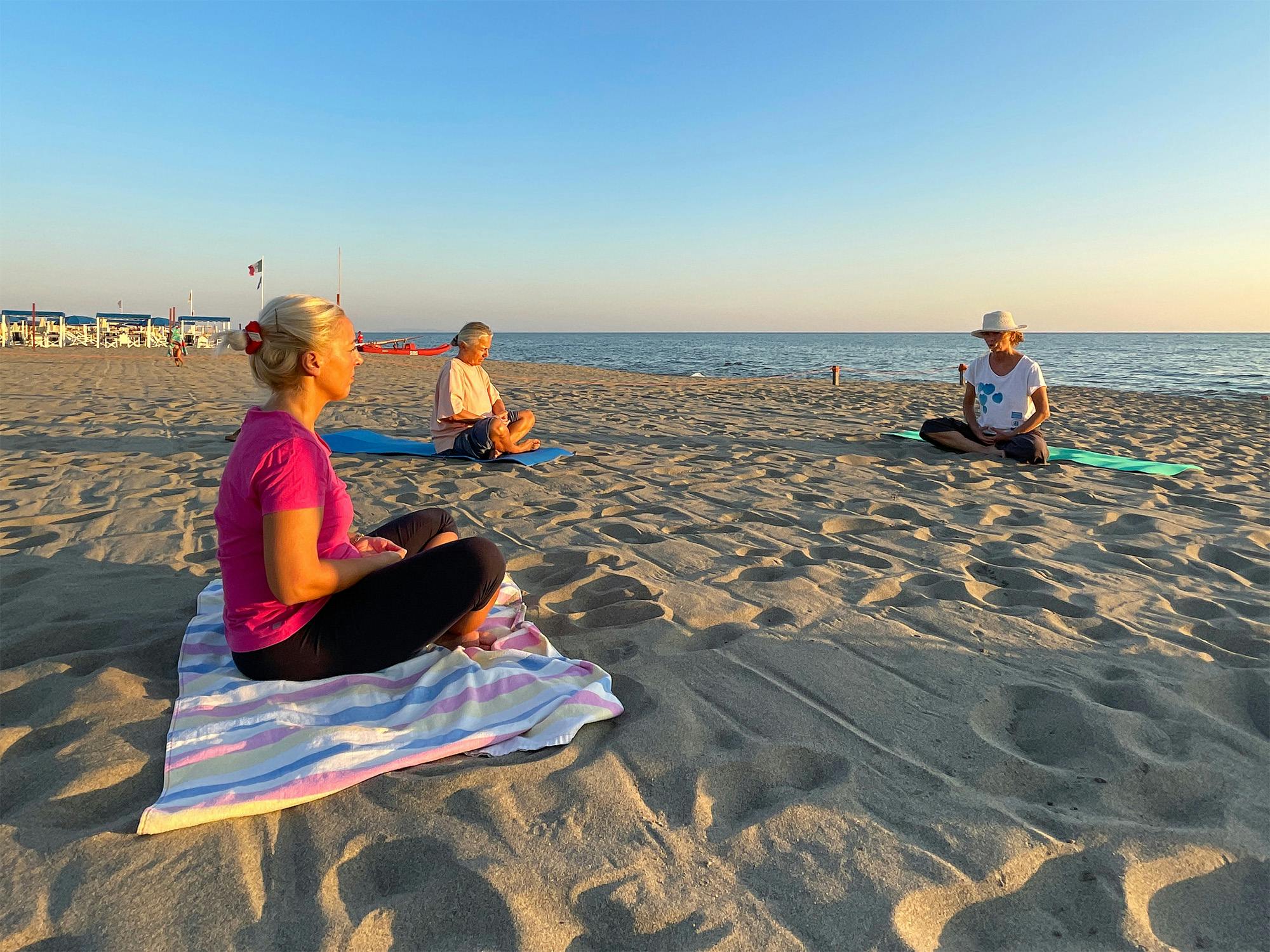 Attività fisica al tramonto sulla spiaggia del Forte