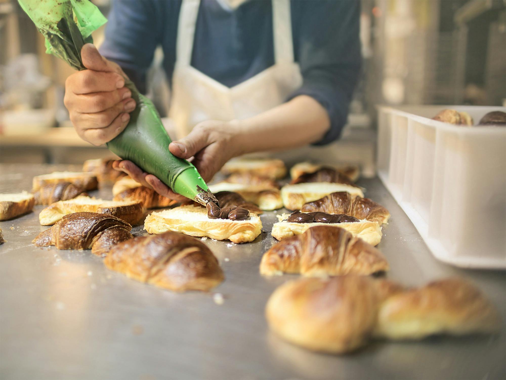 Dietro le quinte dell’accoglienza: il laboratorio del pasticcere