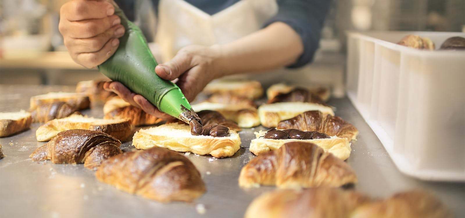 Dietro le quinte dell’accoglienza: il laboratorio del pasticcere Dietro le quinte dell’accoglienza: il laboratorio del pasticcere
