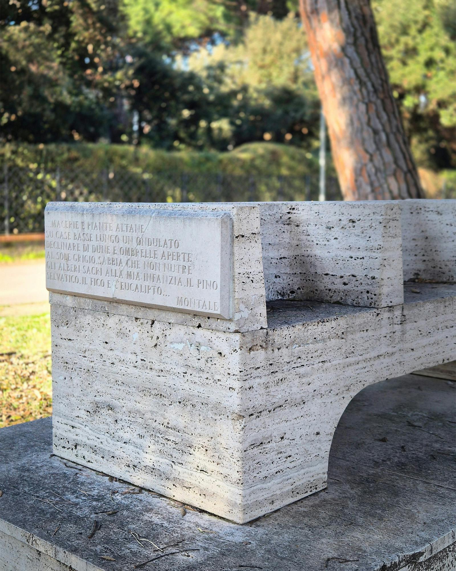 L'opera "Omaggio a Montale" di Rosalda Gilardi a Forte dei Marmi