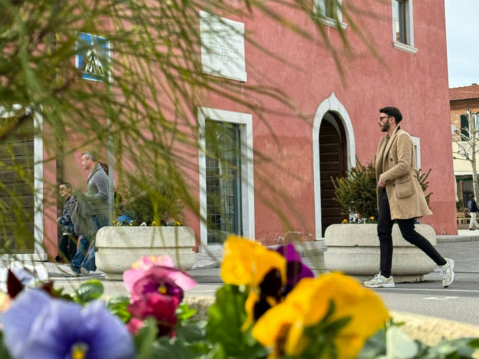Angoli fioriti in centro a Forte dei Marmi
