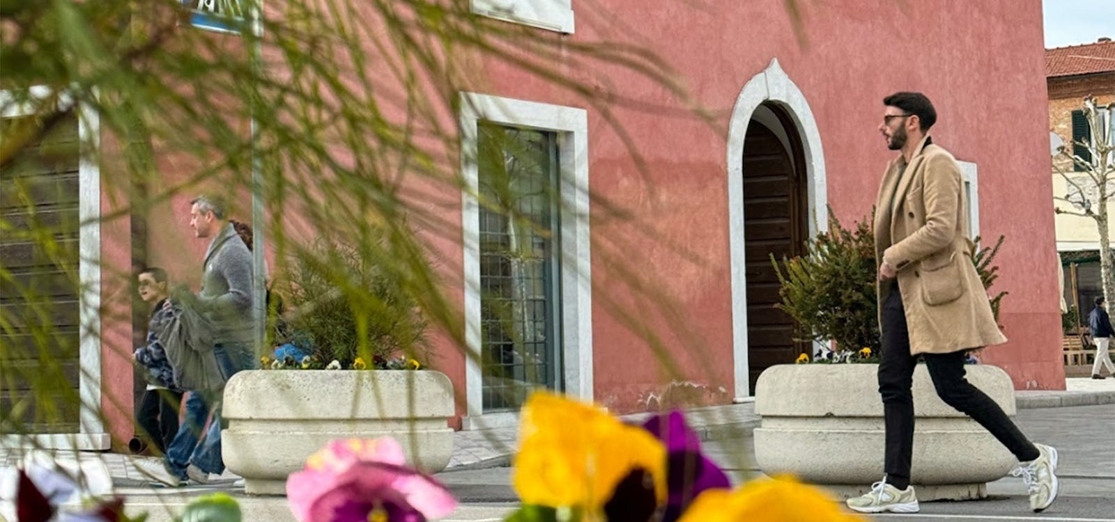 Angoli fioriti in centro a Forte dei Marmi Angoli fioriti in centro a Forte dei Marmi