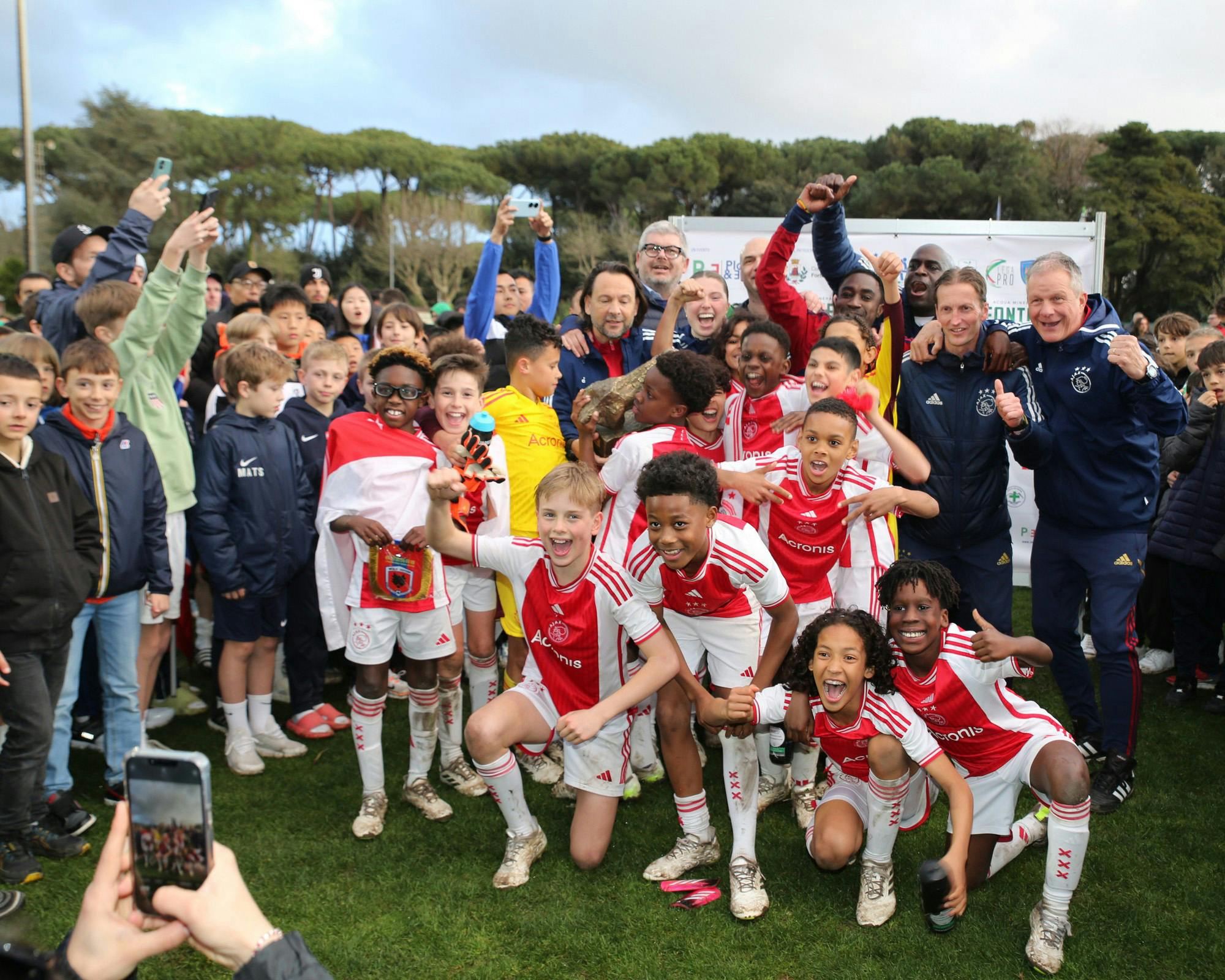 La squadra giovanile dell'Ajax, vincitrice dell'edizione 2024 della Universal Youth Cup a Forte dei Marmi