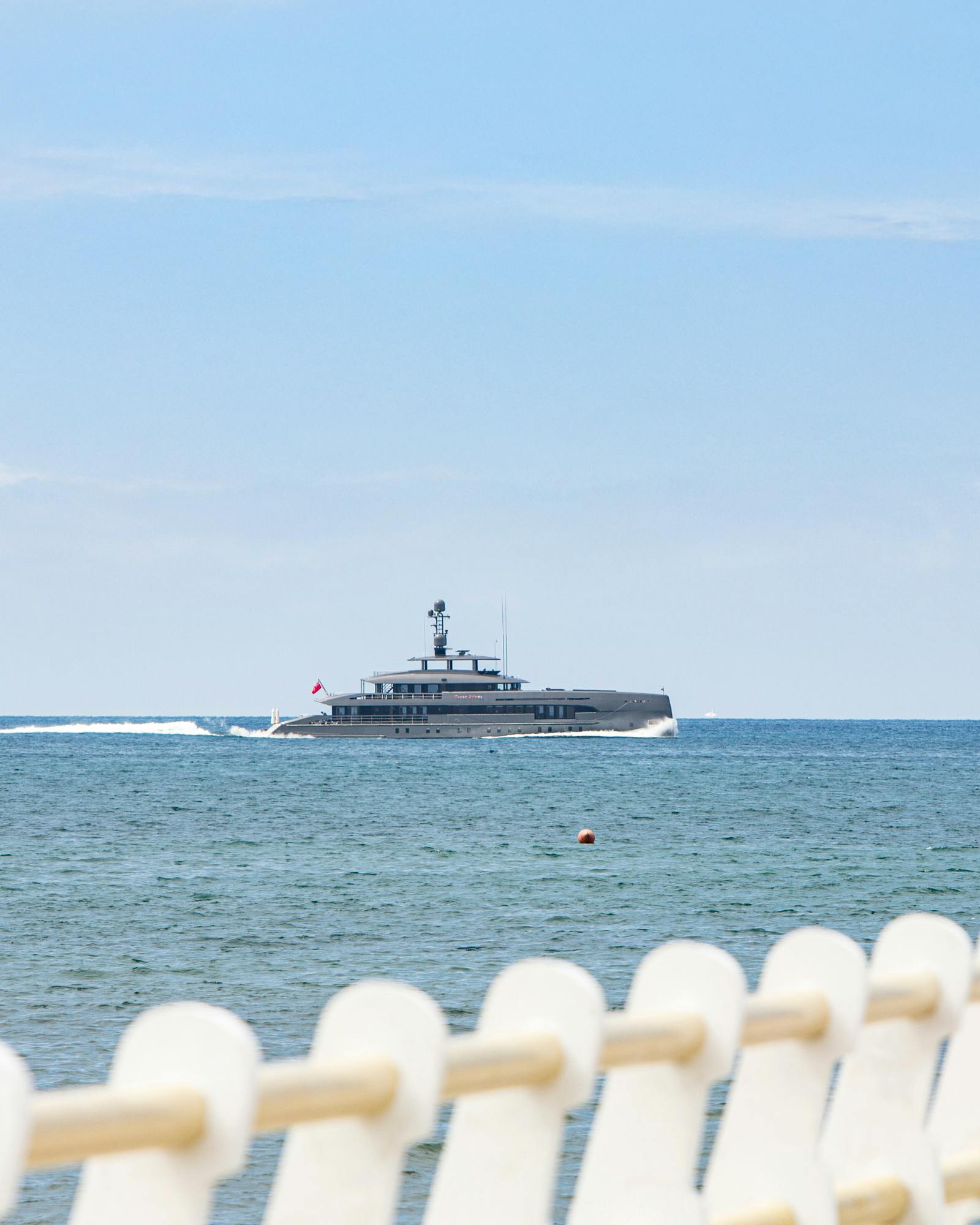 Un lussuoso yacht in transito nelle acque antistanti il pontile di Forte dei Marmi