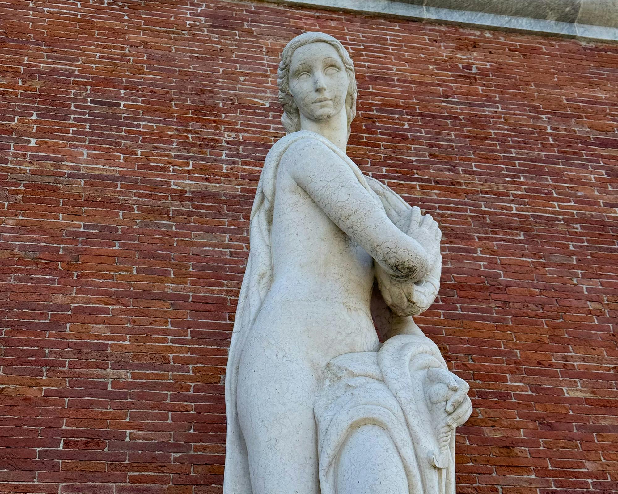 Particolare della statua della Vittoria di Arturo Dazzi in piazza Garibaldi a Forte dei Marmi