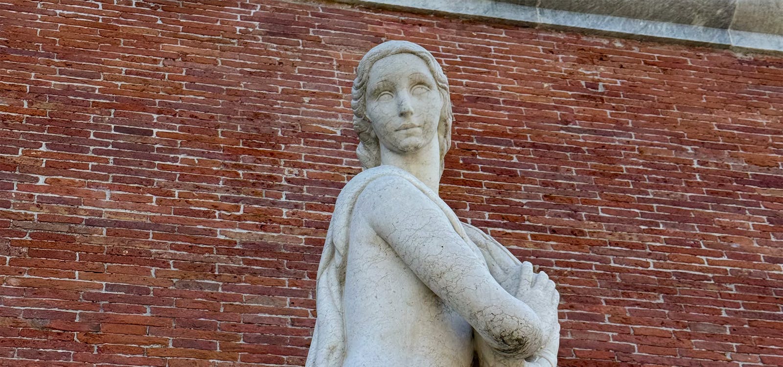 Particolare della statua della Vittoria di Arturo Dazzi in piazza Garibaldi a Forte dei Marmi Particolare della statua della Vittoria di Arturo Dazzi in piazza Garibaldi a Forte dei Marmi
