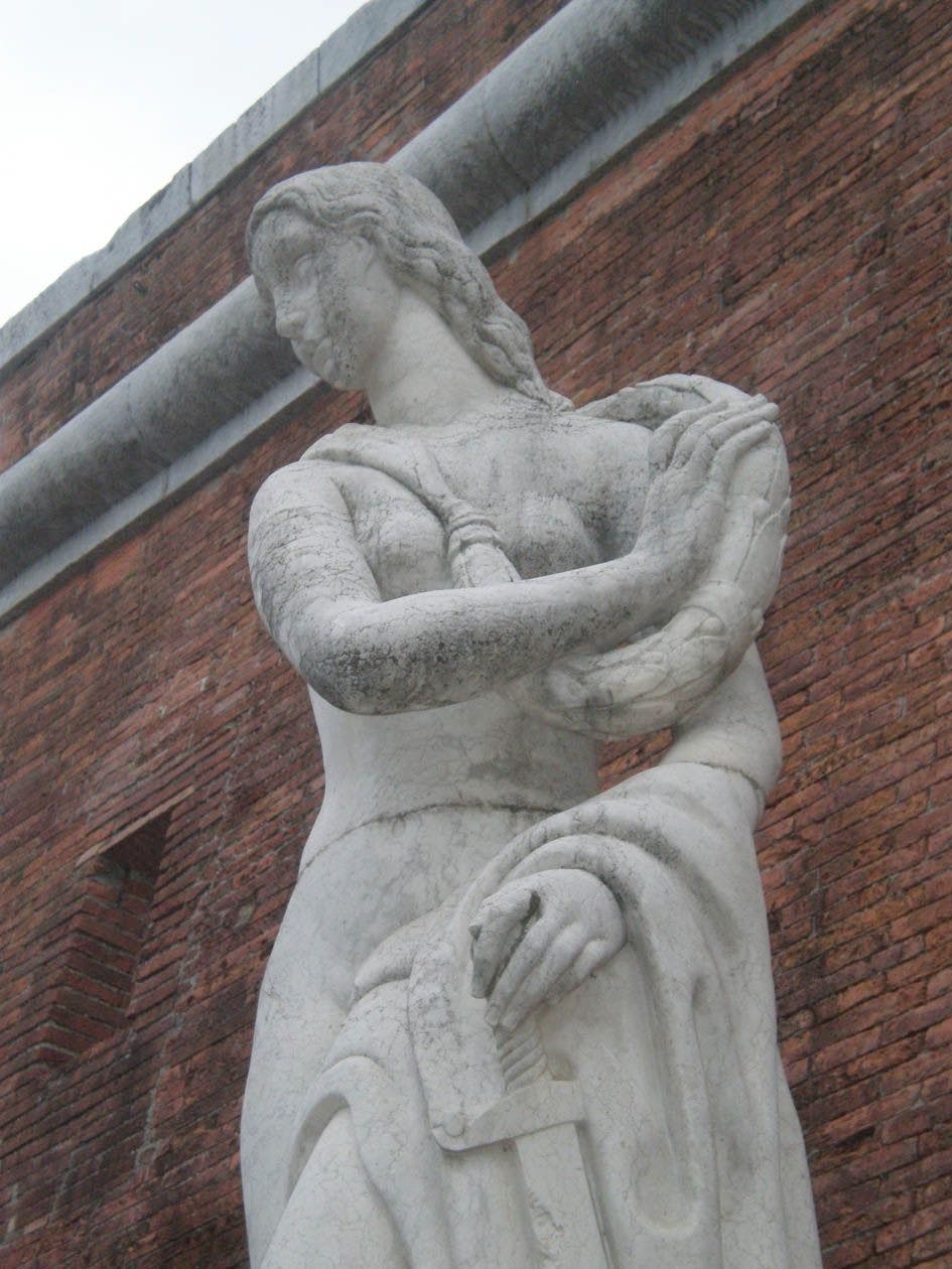 La Statua della Vittoria di Arturo Dazzi prima del restauro