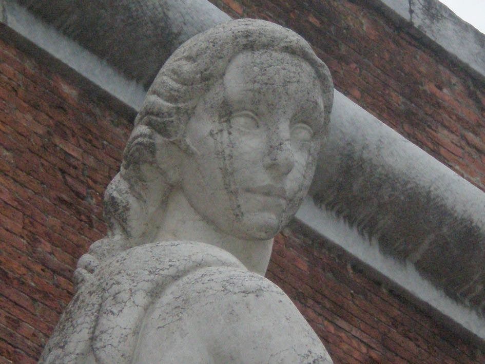 La Statua della Vittoria di Arturo Dazzi prima del restauro