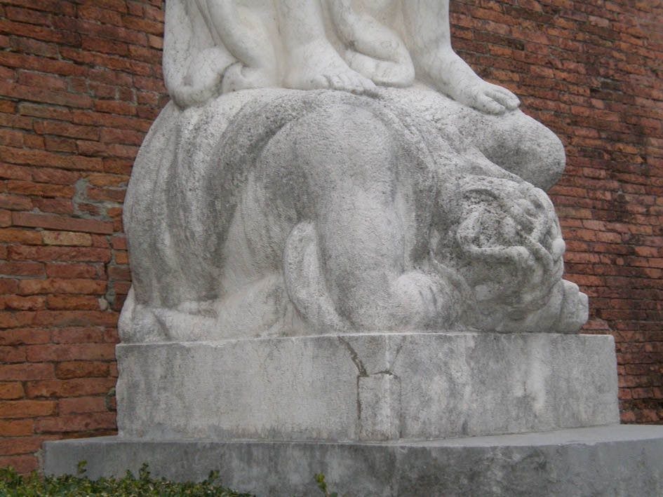 La Statua della Vittoria di Arturo Dazzi prima del restauro