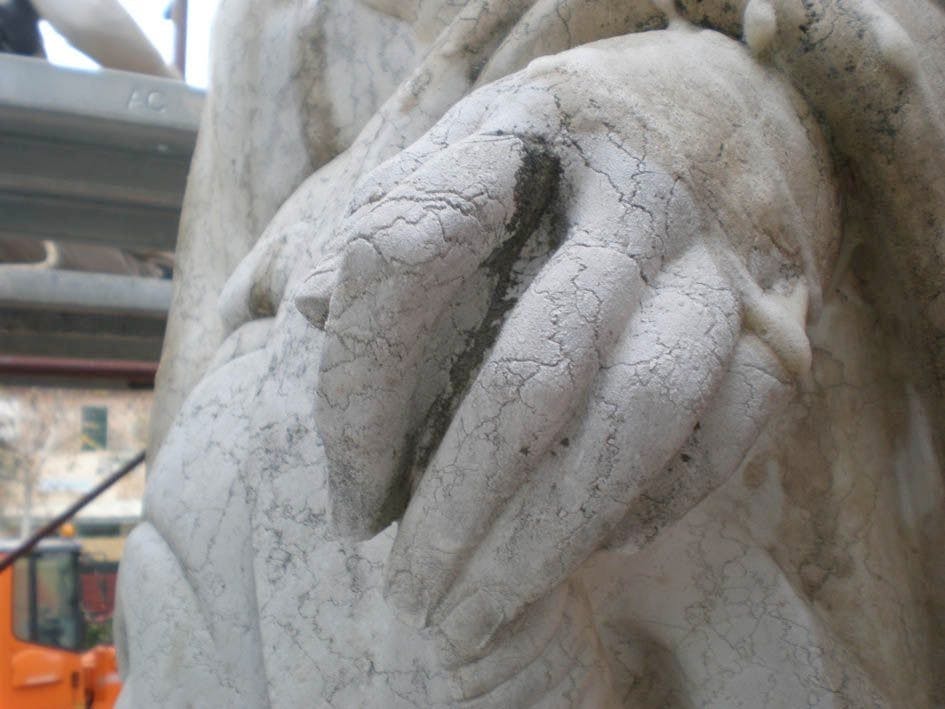 La Statua della Vittoria di Arturo Dazzi prima del restauro
