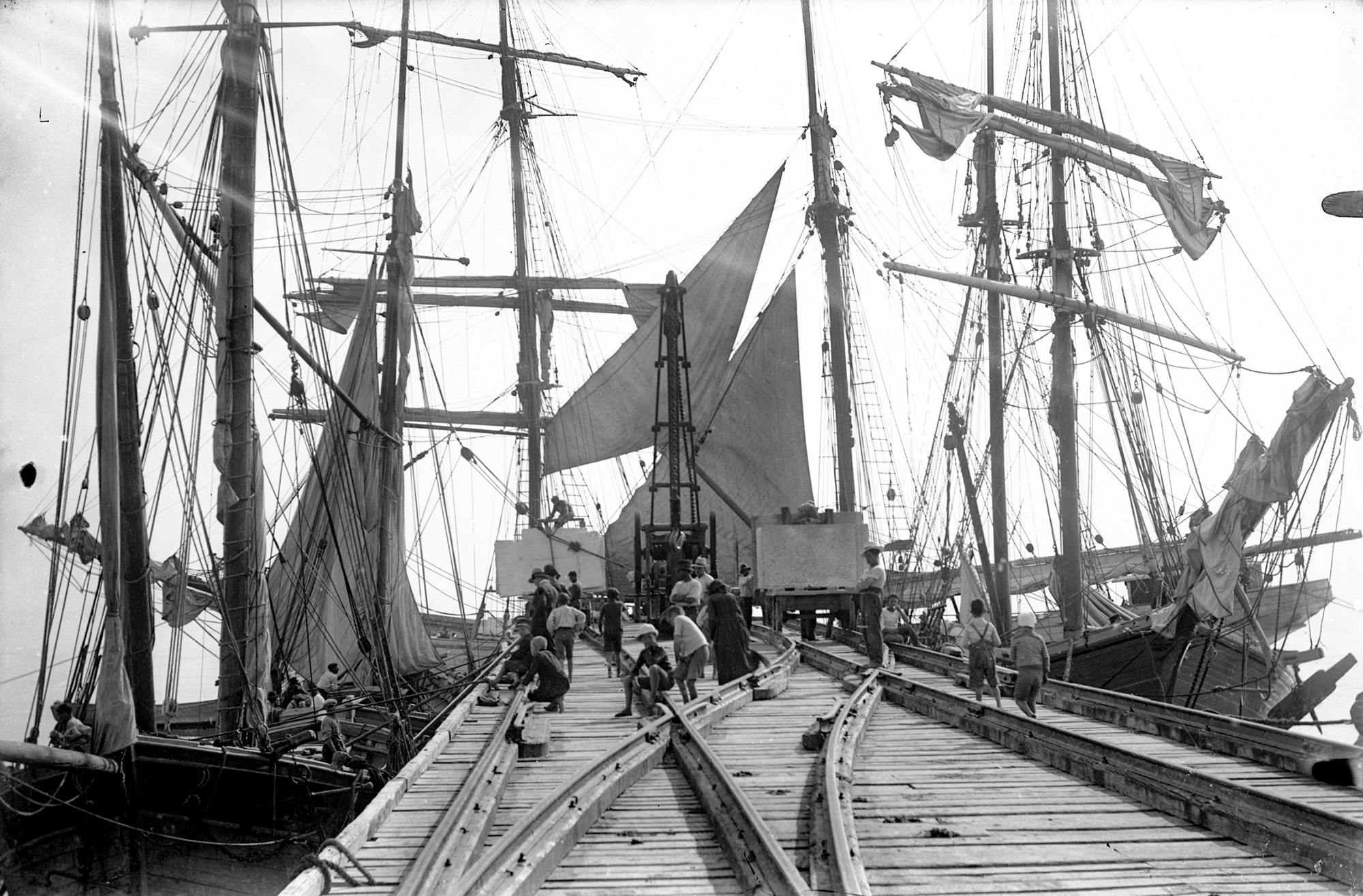 Il pontile caricatore di Forte dei Marmi in uno scatto dei primi del Novecento
