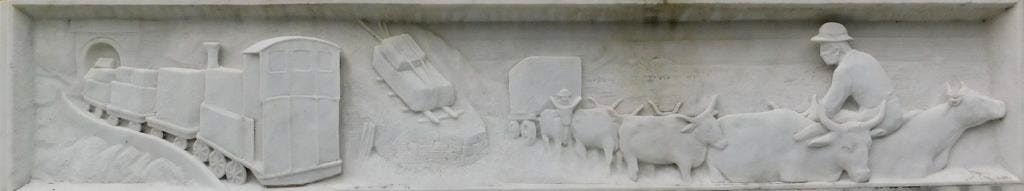 Bassorilievo "La vetta in cava" del Monumento alla Mancina di Forte dei Marmi