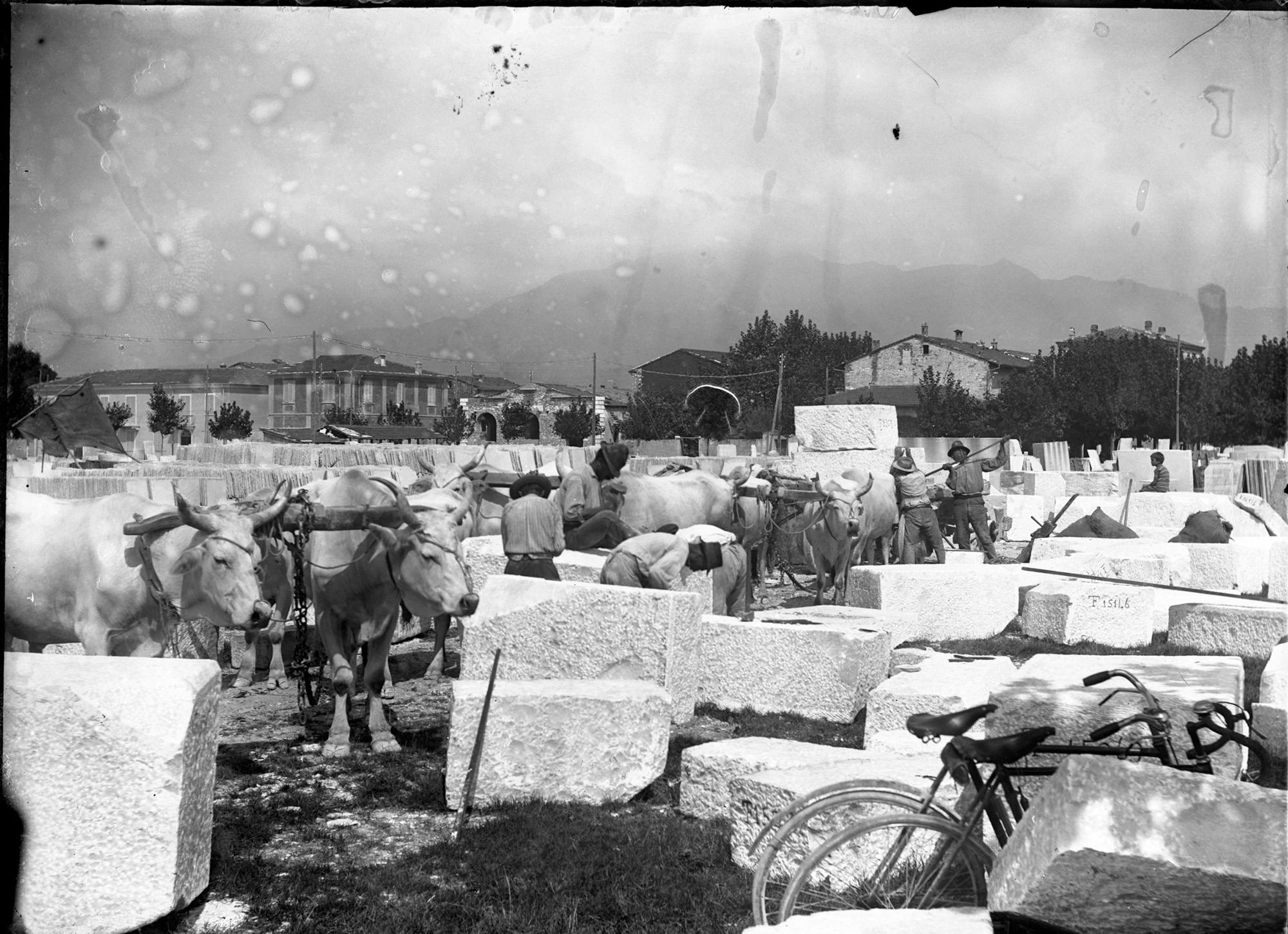 Deposito di marmi a Forte dei Marmi nei primi del Novecento