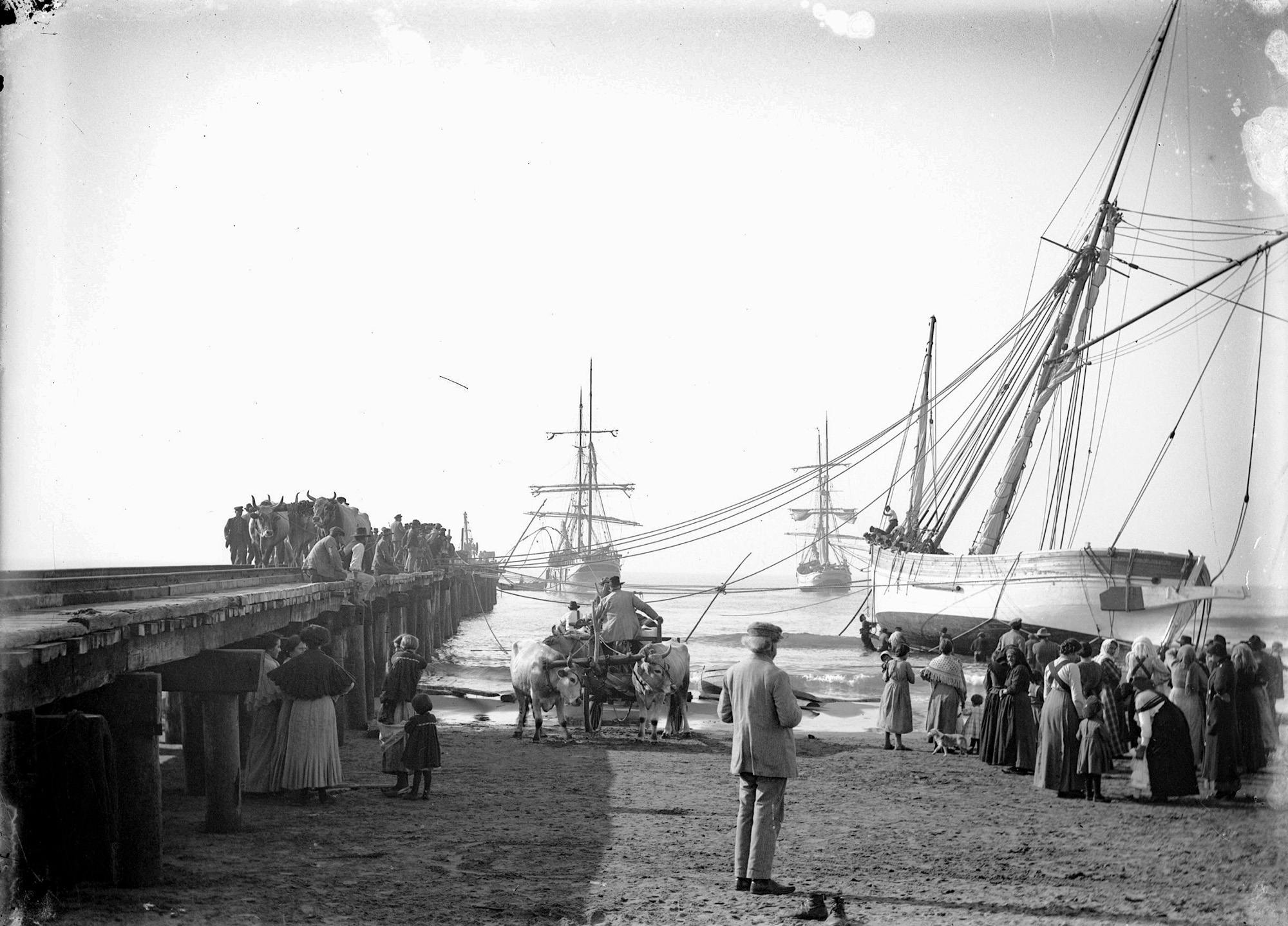 Varo di un navicello a Forte dei Marmi. Primi del Novecento