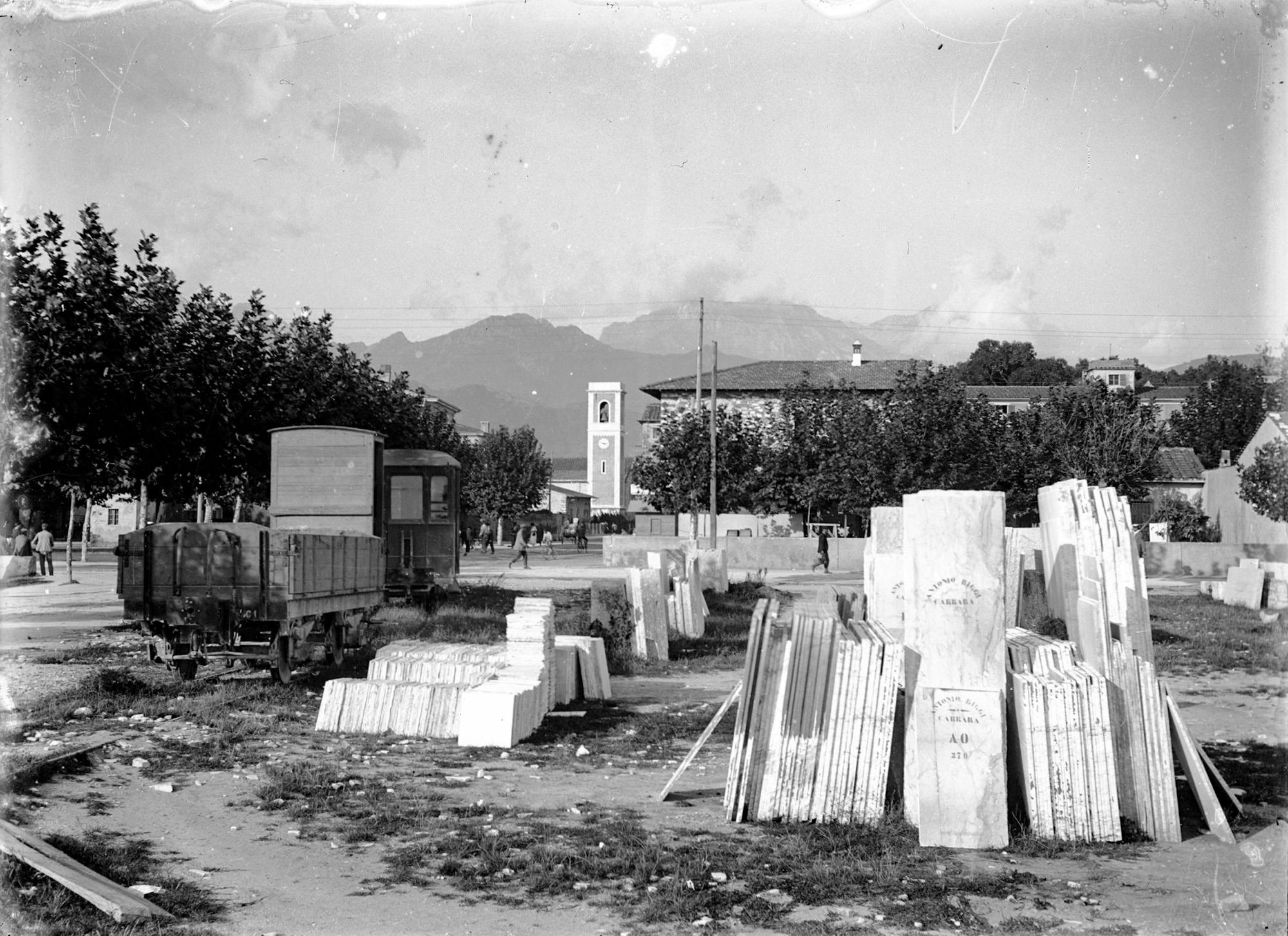 Deposito di lastre di marmo a Forte dei Marmi nei primi del Novecento