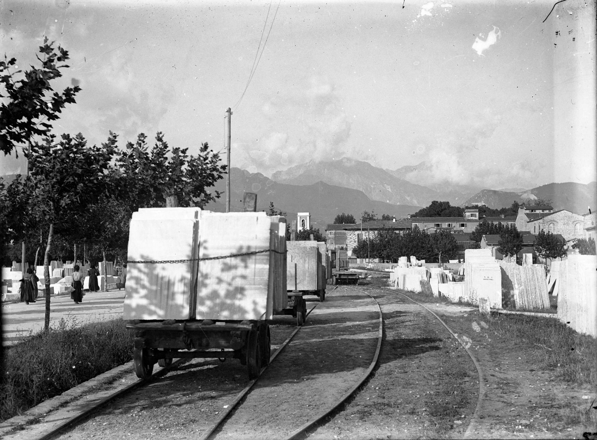Deposito e carrelli carichi di lastre di marmo a Forte dei Marmi nei primi del Novecento