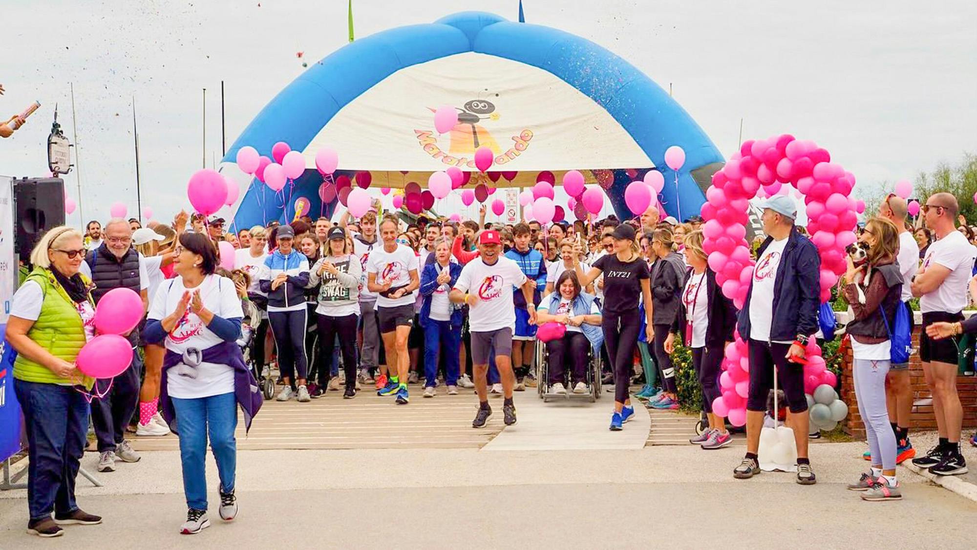 La partenza dell'edizione 2024 della RUN FOR AIRC a Forte dei Marmi (ph. Barbara Cardini)