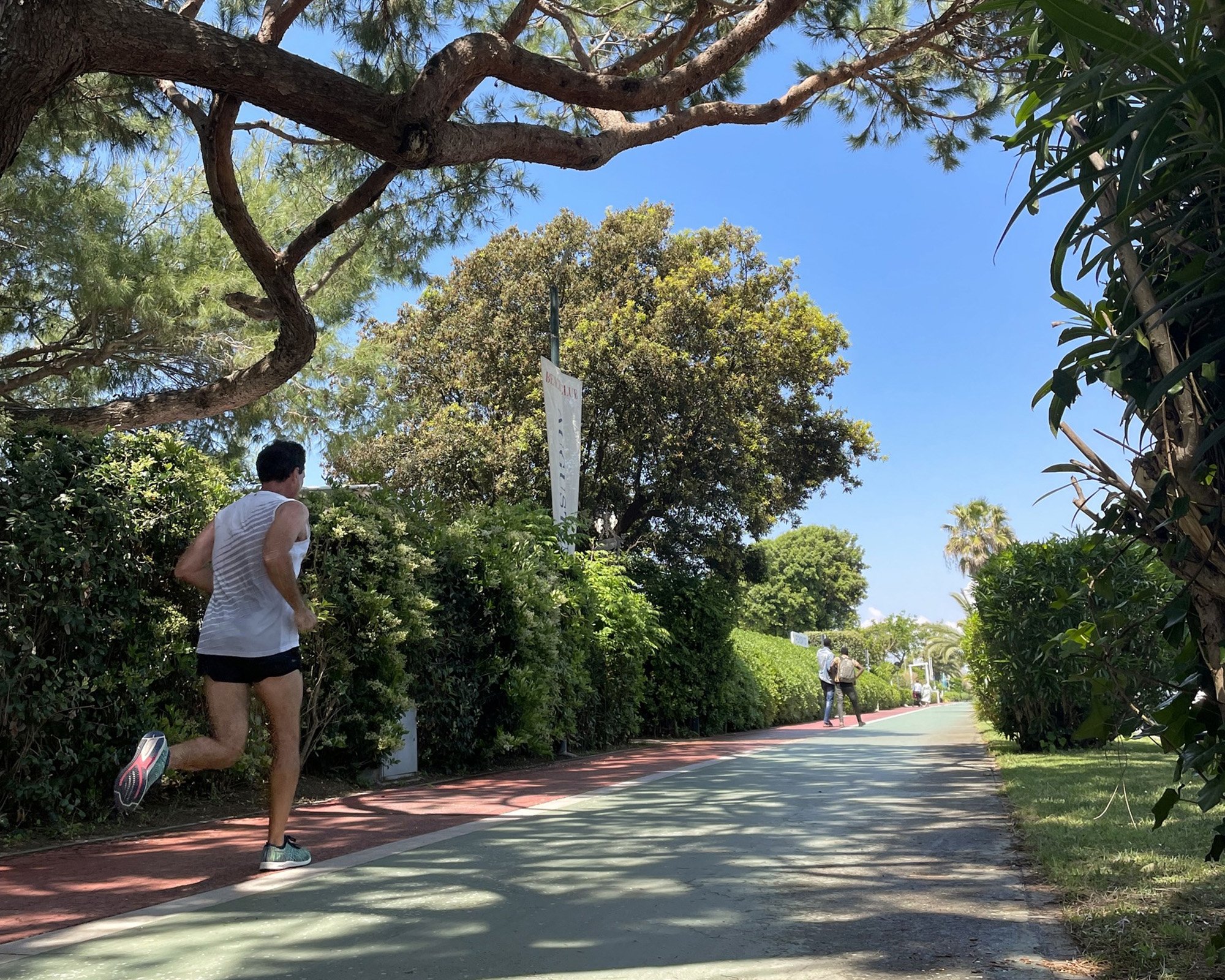 Corsetta sulla pista ciclo-pedonale del lungomare di Forte dei Marmi