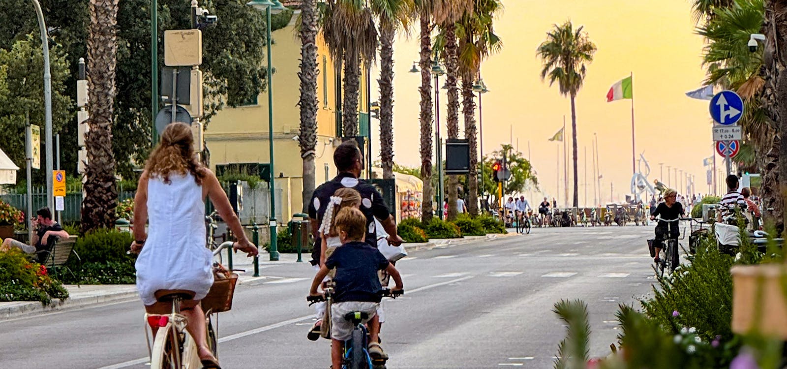 In bici al tramonto nel centro di Forte dei Marmi In bici al tramonto nel centro di Forte dei Marmi