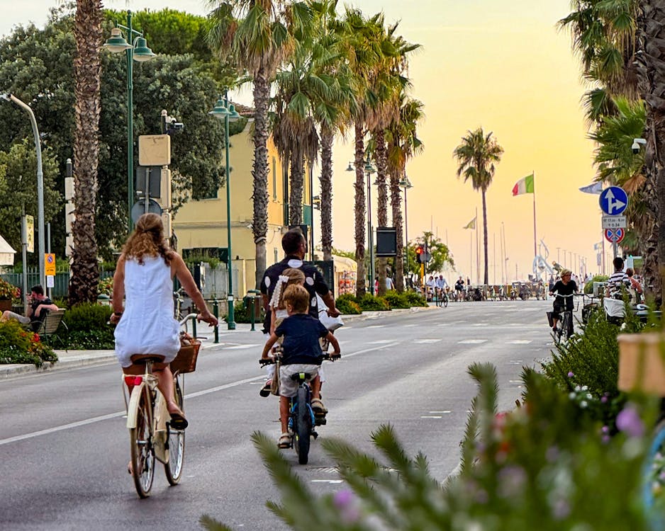 In bici al tramonto nel centro di Forte dei Marmi
