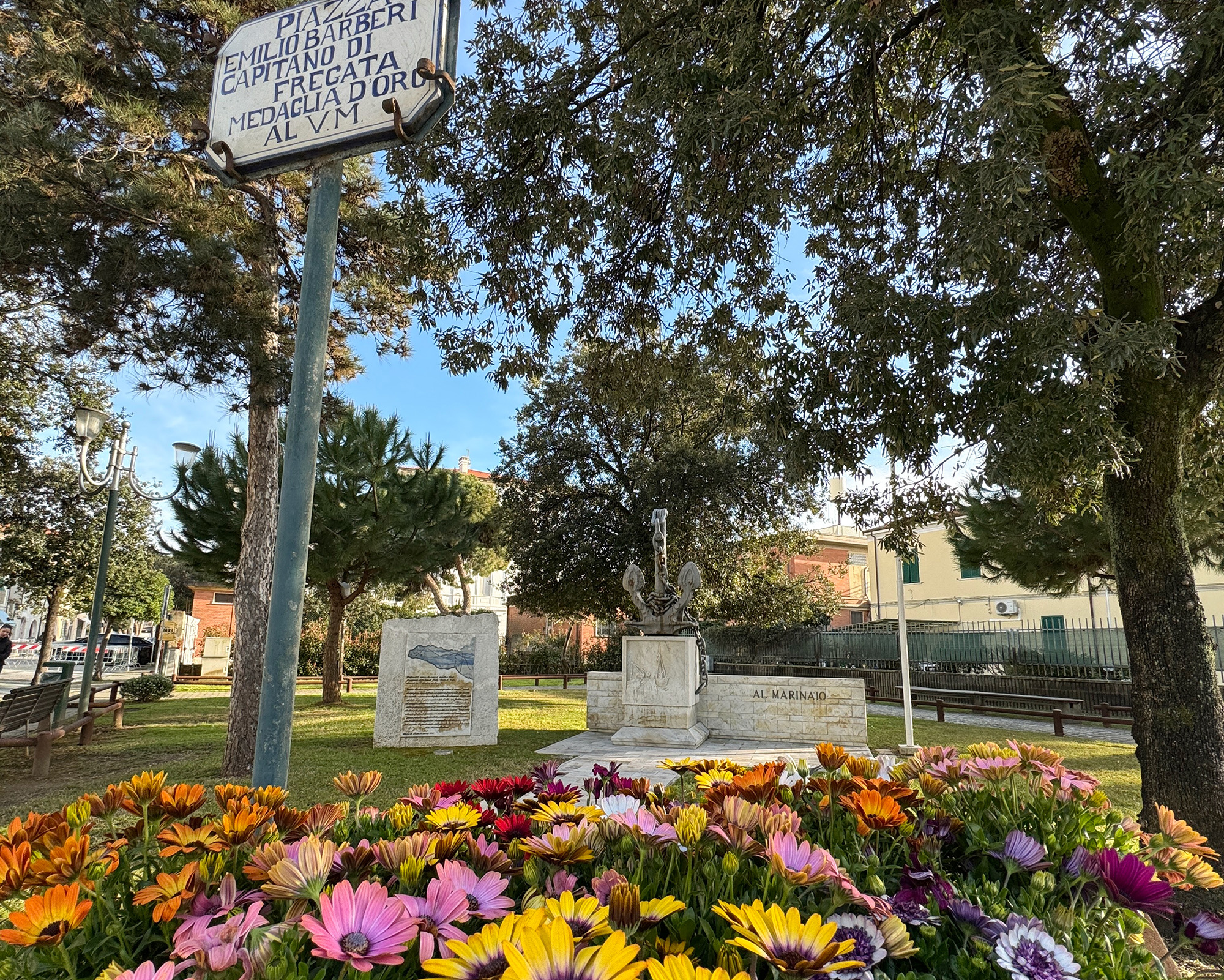 Una piazzetta fiorita nel centro di Forte dei Marmi