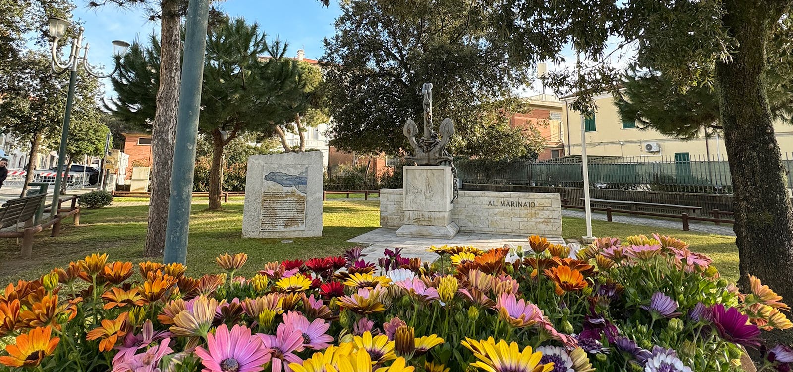 Una piazzetta fiorita nel centro di Forte dei Marmi Una piazzetta fiorita nel centro di Forte dei Marmi