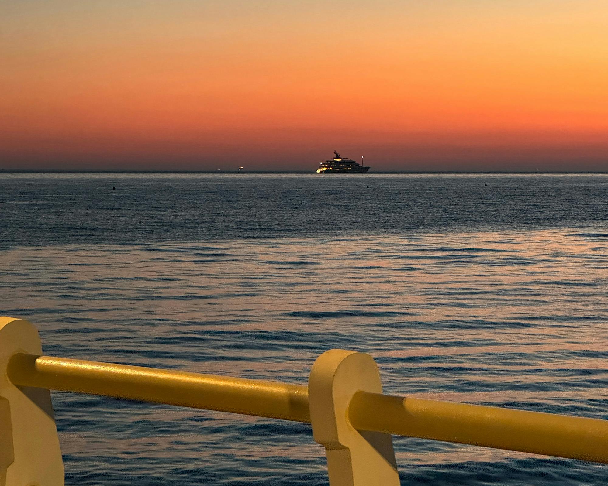 Tramonto con yacht a Forte dei Marmi