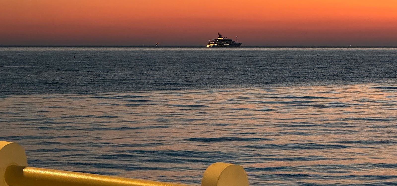 Tramonto con yacht a Forte dei Marmi Tramonto con yacht a Forte dei Marmi